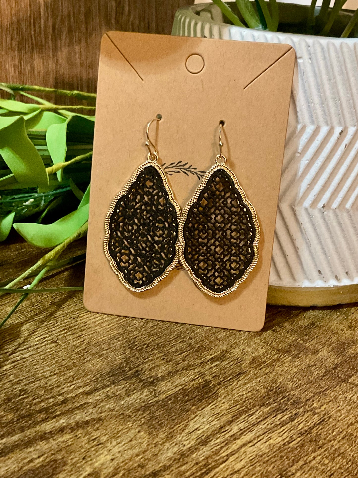 PAPER THIN METAL FILIGREE EARRING Black & Gold