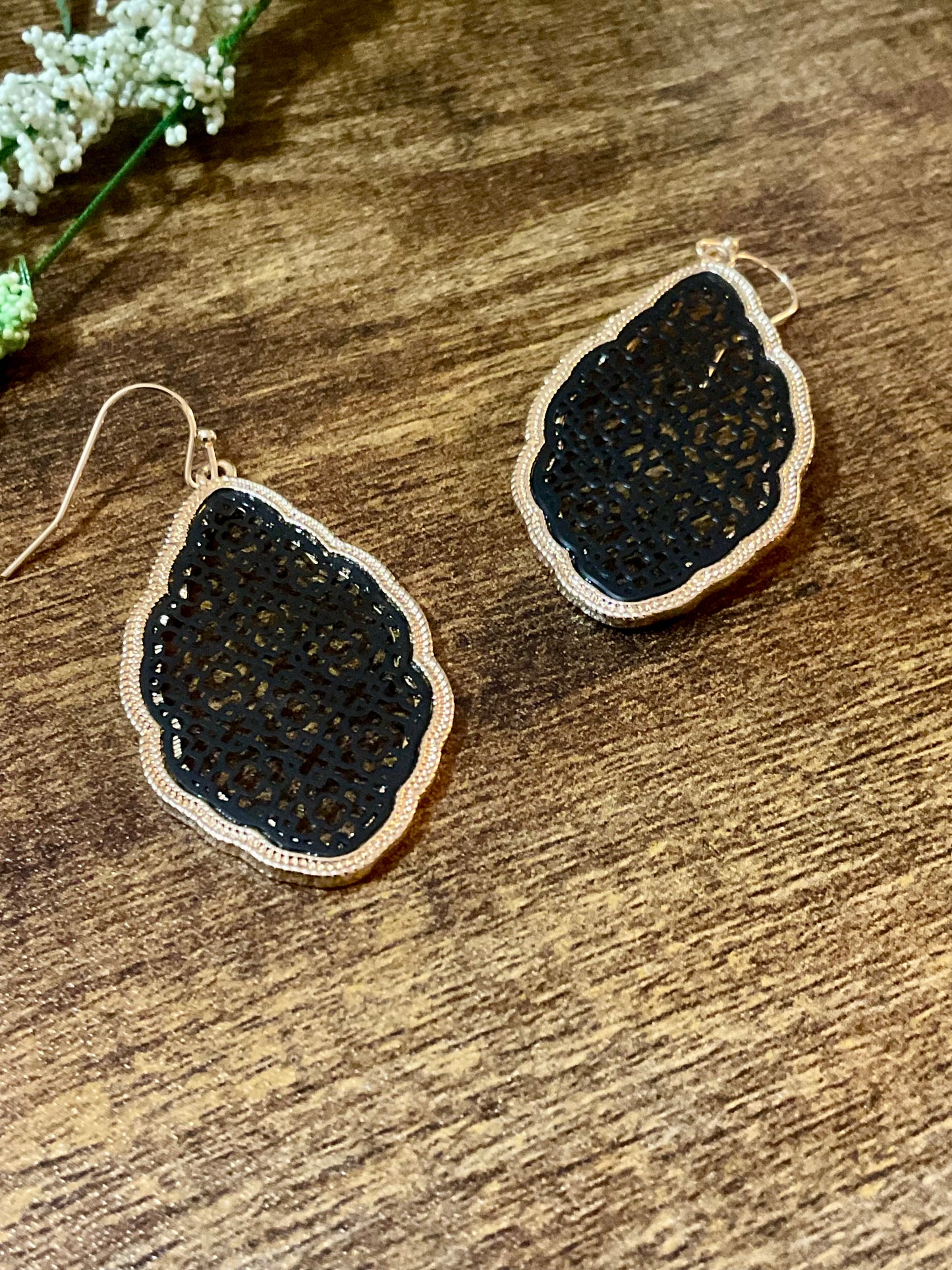 PAPER THIN METAL FILIGREE EARRING Black & Gold