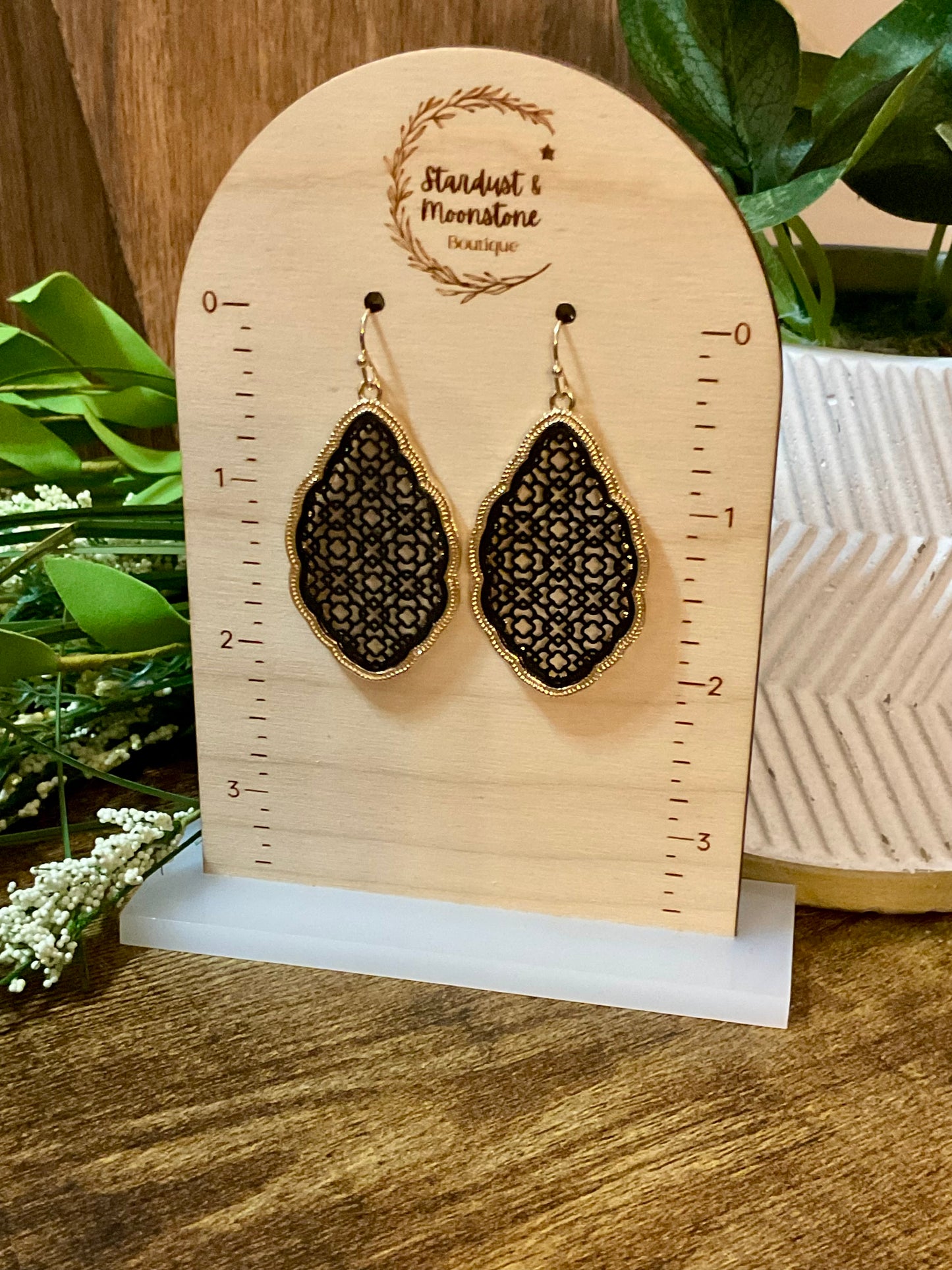 PAPER THIN METAL FILIGREE EARRING Black & Gold