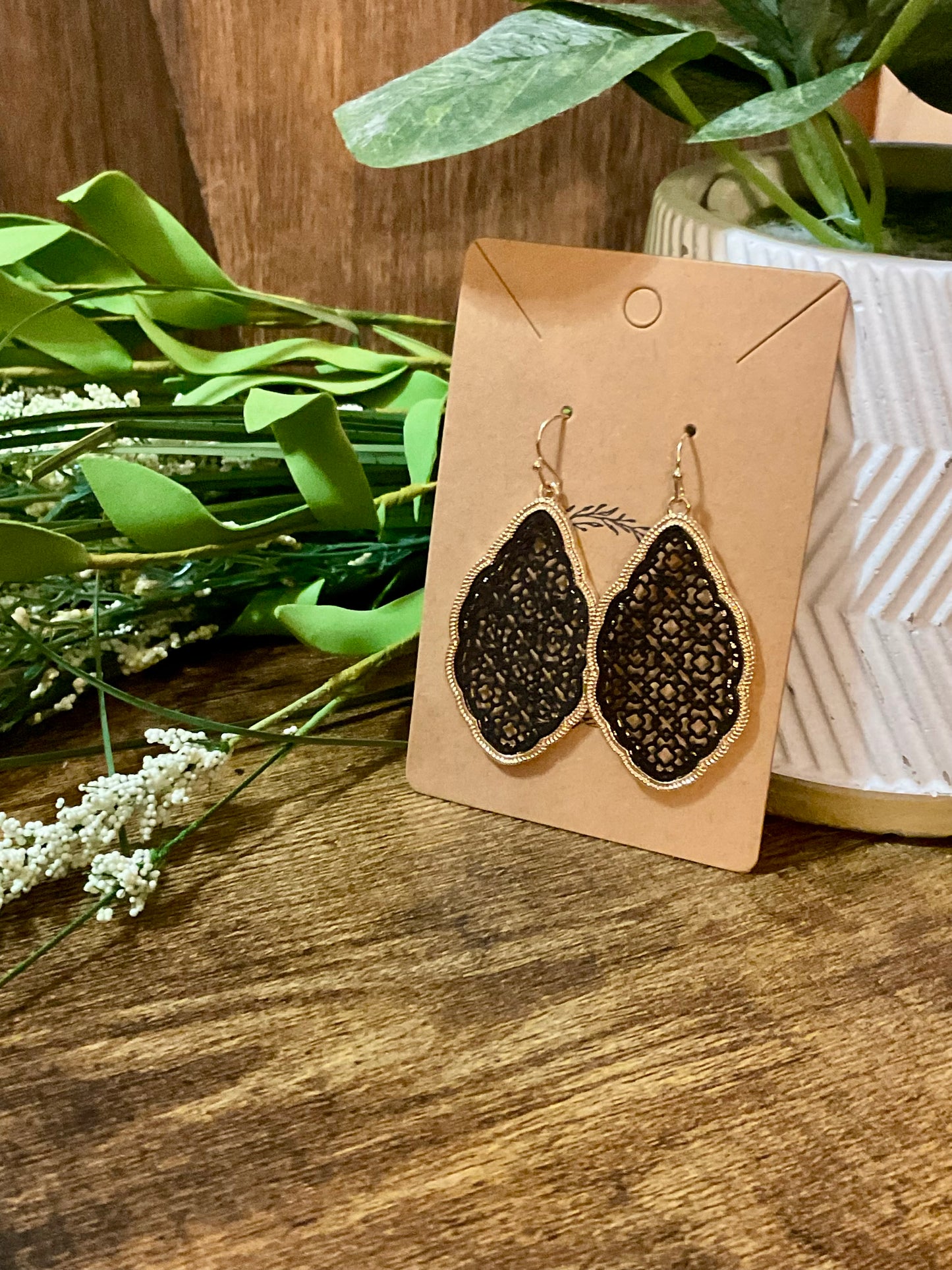 PAPER THIN METAL FILIGREE EARRING Black & Gold