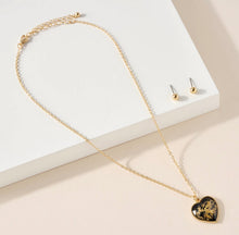 Load image into Gallery viewer, Gold Flakes Heart Necklace
